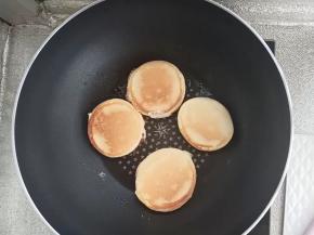 一面煎好后，翻面同样也是盖上盖子焖2-3分钟