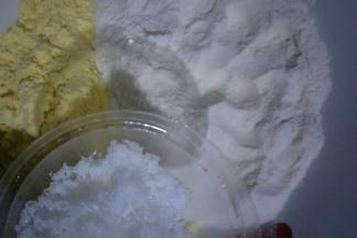 玉米面，中筋面粉，白糖，放在一起搅拌均匀