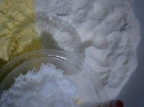 玉米面，中筋面粉，白糖，放在一起搅拌均匀