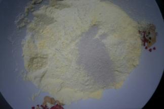 加入酵母搅拌均匀