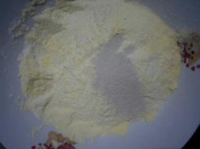 加入酵母搅拌均匀