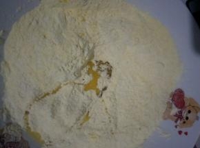 加入玉米油搅拌均匀