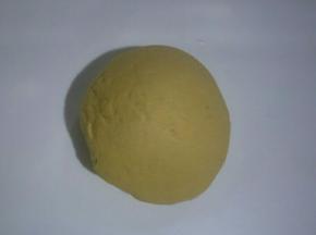 把面团揉搓排出气泡