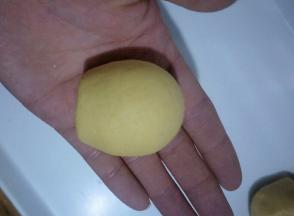 取一个面团揉圆，搓成馒头状