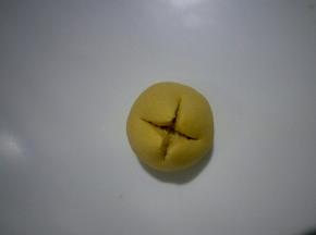 用干净的剪刀在顶部剪一个十字花