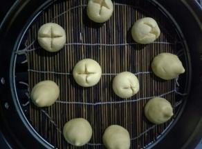 依次做好后放入蒸屉。冷水下锅，开大火，水开后再蒸25分钟左右。关火闷3~5分钟。