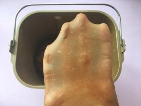 面团也可以撑出厚一点的手套膜；
