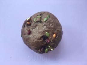 将坚果加入到面团中，揉均匀；
