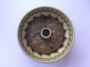 将面团围成圆圈，收口处捏紧装入咕咕霍夫模具内；
