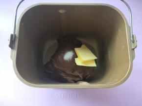 加入黄油跟盐，继续启动揉面程序，将材料揉均匀；
