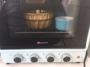 烤箱内放碗热水，将模具放入烤箱内，启动发酵程序，二次发酵面团；
