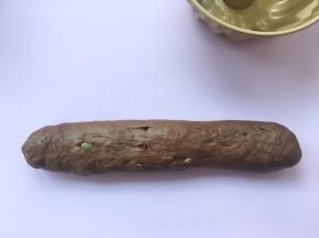 之后将面团搓成均匀的长条；
