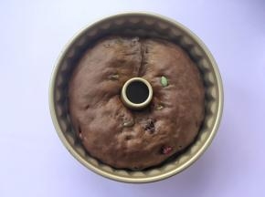 面团发酵8、9分满，取出，发酵好的面团手指按下去面团会马上回弹起来，预热烤箱180度；

