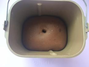 发酵好的面团，手指沾点干粉按下去，有个圆圆的洞，轻微回弹即可；