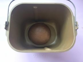 将面团揉光滑，面包机启动发酵程序，发酵面团；
