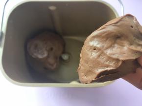 加牛奶启动揉面程序，将面团揉至起筋状态，用刀切下一小块，面团的横切面紧实，孔洞很少；