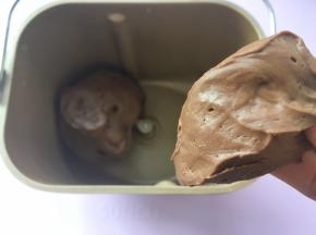 加牛奶启动揉面程序，将面团揉至起筋状态，用刀切下一小块，面团的横切面紧实，孔洞很少；