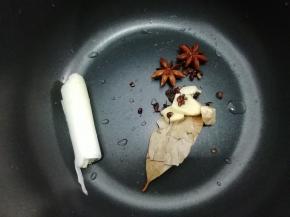 把花椒，大料，香叶，姜，葱放入电饭煲中