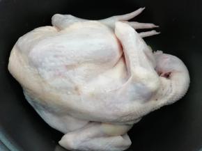 再把处理干净的鸡放入电饭煲中