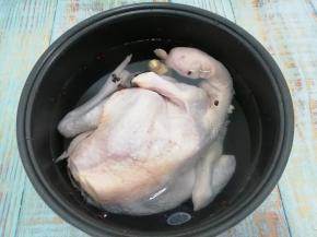 在加入跟鸡一平的水，然后按蒸煮键煮20分钟即可