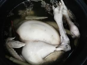 在把鸡翻到另一面，焖五分钟即可