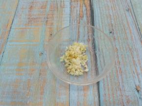 把姜和蒜切碎，放入碗中