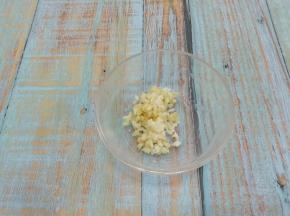 把姜和蒜切碎，放入碗中