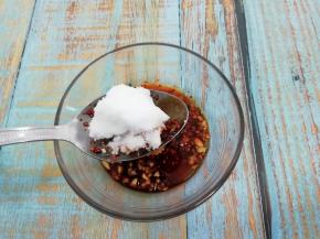 加入白糖，搅拌均匀做成料汁