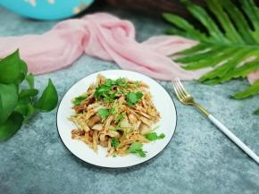 然后装入盘中，上面撒上白芝麻和香菜碎即可食用