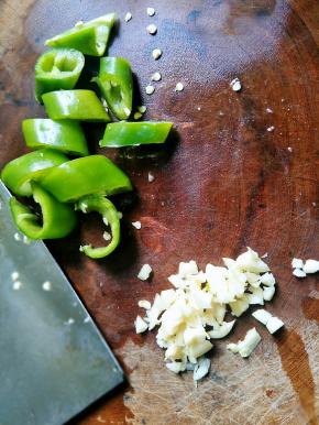 切蒜蓉，青椒去头尾切块