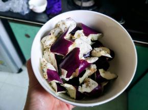 茄子去头尾，用水掰成一块块的，记得别用刀切哦