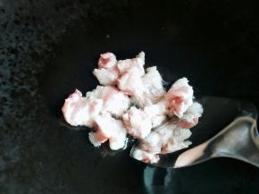 锅里放花生油，油热倒入五花肉煸出油。直到变色