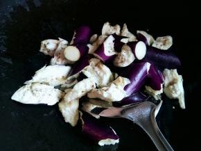 倒入茄子块。一直翻炒到软