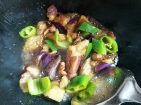 然后倒入酱汁，翻炒均匀。直接茄子青椒吸收了酱汁