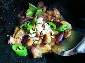 觉得快好了，放入蒜蓉翻炒均匀就搞定了