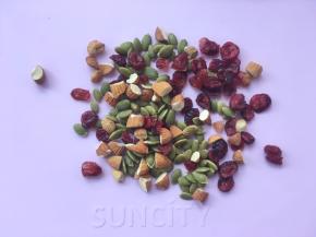 准备好坚果材料，巴达木果仁切碎，南瓜子仁170度烤7、8分钟，之后混合在一起放一旁备用；
