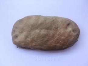 将面团取出，放在揉面垫上按压排气；
