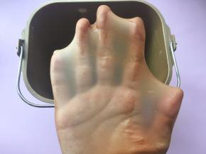 揉好的面团切下一小块可以撑出薄薄有弹性的手套膜；
