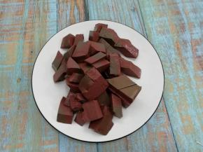 鸭血用水洗干净，然后切成菱形块