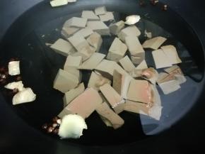 锅里加入适量的水，再加入料酒，姜片和花椒粒大火烧开，然后把鸭子放入锅中焯水三分钟