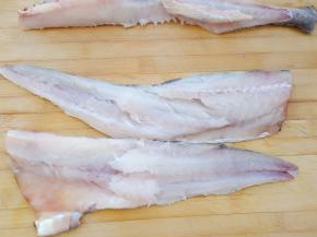 鳕鱼洗干净把肉切下来。
