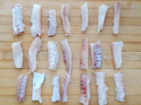 去皮把鱼肉切成小长条。