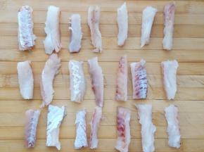 去皮把鱼肉切成小长条。