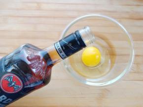 碗中打入鸡蛋，加入适量的朗姆酒，盐，花椒面，白胡椒粉搅拌均匀。