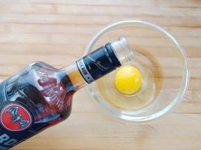 碗中打入鸡蛋，加入适量的朗姆酒，盐，花椒面，白胡椒粉搅拌均匀。