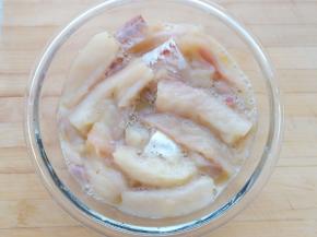 把鱼柳放进去腌一小会。