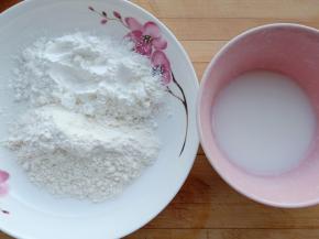这个时候准备其它材料，左边盘子里准备1:1的普通面粉，淀粉混合均匀。右边碗里准备一点水淀粉（水与淀粉混合)