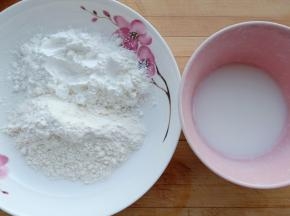 这个时候准备其它材料，左边盘子里准备1:1的普通面粉，淀粉混合均匀。右边碗里准备一点水淀粉（水与淀粉混合)