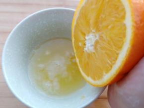 2个橙子挤汁备用。