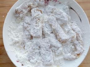 鱼柳裹上面粉与淀粉的混合粉。